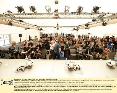 FUSSBALL INTERNATIONAL EURO 2012 15.06.2012 Pressekonferenz der Deutschen Nationalmannschaft in Danzig Das Pressezelt in dem die PK mit den Journalisten abläuft 