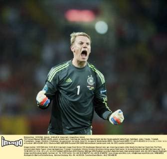 TW Torwart Manuel NEUER (GER), jubelt, schreit nach Torerfolg der deutschen Mannschaft, hat die Fäuste geballt; halbe Figur, Halbfigur; Jubel, Freude, Triumph, Triumphator, Sieger, Emotion, Emotionen; Gruppenspiel, Vorrunde, Spiel 12, Gruppe B, Niederlande (NED) - Deutschland (GER) 1:2, am 13.06.2012 in C h a r k i v U k r a i n e Fussball UEFA EURO 2012