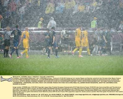 FUSSBALL EUROPAMEISTERSCHAFT 2012 VORRUNDE Ukraine - Frankreich 15.06.2012 Aufgrund von starken Regen und Gewitter unterbricht der Schiedsrichter Bjoern Kuipers das Spiel 