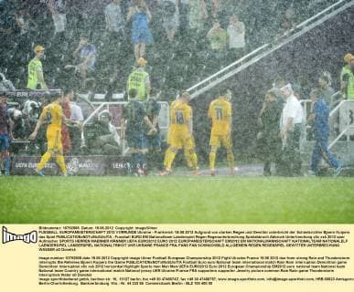 FUSSBALL EUROPAMEISTERSCHAFT 2012 VORRUNDE Ukraine - Frankreich 15.06.2012 Aufgrund von starken Regen und Gewitter unterbricht der Schiedsrichter Bjoern Kuipers das Spiel 