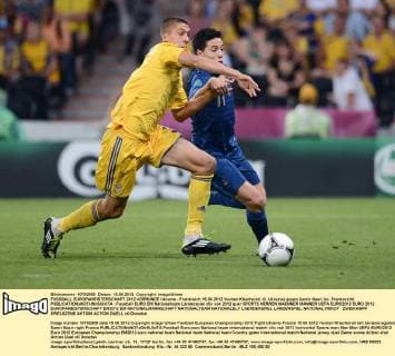 FUSSBALL EUROPAMEISTERSCHAFT 2012 VORRUNDE Ukraine - Frankreich 15.06.2012 Yevhen Khacheridi (li, Ukraine) gegen Samir Nasri (re, Frankreich) 
