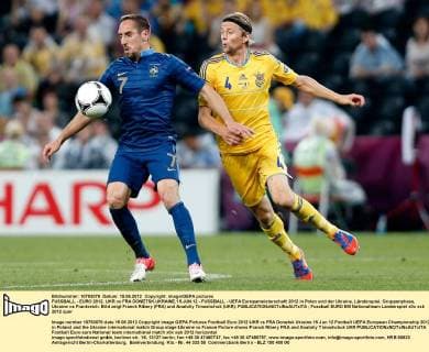 FUSSBALL - EURO 2012, UKR vs FRA DONETSK,UKRAINE,15.JUN.12 - FUSSBALL - UEFA Europameisterschaft 2012 in Polen und der Ukraine, Länderspiel, Gruppenphase, Ukraine vs Frankreich. Bild zeigt Franck Ribery (FRA) und Anatoliy Timoshchuk (UKR). 