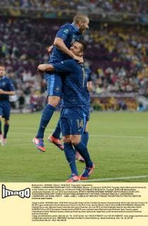 FUSSBALL EUROPAMEISTERSCHAFT 2012 VORRUNDE Ukraine - Frankreich 15.06.2012 Torjubel: Karim Benzema (Frankreich) in den Armen von Jeremy Menez (re, Frankreich) 