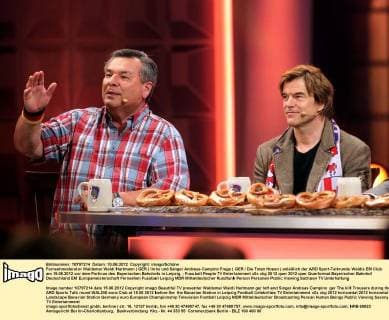 Fernsehmoderator Waldemar Waldi Hartmann ( GER ) links und Sänger Andreas Campino Frege ( GER Die Toten Hosen ) anläßlich der ARD Sport-Talkrunde Waldis EM Club am 15.06.2012 vor dem Porticus des Bayerischen Bahnhofs in Leipzig.