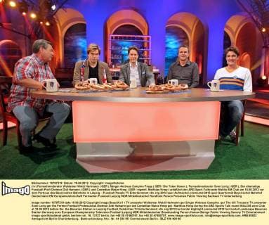 (l-r) Fernsehmoderator Waldemar Waldi Hartmann ( GER ) Sänger Andreas Campino Frege ( GER Die Toten Hosen ), Fernsehmoderator Sven Lorig ( GER ), Der ehemalige Fussball-Profi Dietmar Didi Hamann ( GER ) und Comedian Matze Knop ( GER eigentl. Matthias Knop ) anläßlich der ARD Sport-Talkrunde Waldis EM Club am 15.06.2012 vor dem Porticus des Bayerischen Bahnhofs in Leipzig.
