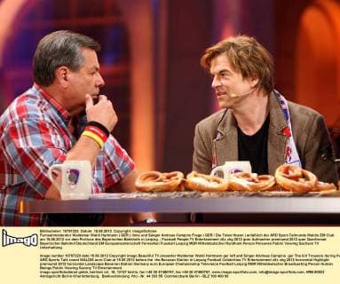 Fernsehmoderator Waldemar Waldi Hartmann ( GER ) links und Sänger Andreas Campino Frege ( GER Die Toten Hosen ) anläßlich der ARD Sport-Talkrunde Waldis EM Club am 15.06.2012 vor dem Porticus des Bayerischen Bahnhofs in Leipzig.