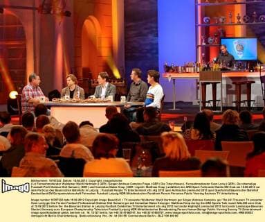 (l-r) Fernsehmoderator Waldemar Waldi Hartmann ( GER ) Sänger Andreas Campino Frege ( GER Die Toten Hosen ), Fernsehmoderator Sven Lorig ( GER ), Der ehemalige Fussball-Profi Dietmar Didi Hamann ( GER ) und Comedian Matze Knop ( GER eigentl. Matthias Knop ) anläßlich der ARD Sport-Talkrunde Waldis EM Club am 15.06.2012 vor dem Porticus des Bayerischen Bahnhofs in Leipzig.