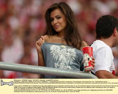 FUSSBALL - EURO 2012, BRESLAU,16.JUN.12 - FUSSBALL - Europameisterschaft 2012, Länderspiel, Gruppenphase. Bild zeigt einen Fan - Model Natalia Siwiec - 