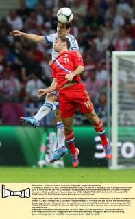 FUSSBALL - EURO 2012, GRE vs RUS WARSCHAU,POLEN,16.JUN.12 - FUSSBALL - UEFA Europameisterschaft 2012 in Polen und der Ukraine, Länderspiel, Gruppenphase, Griechenland vs Russland. Bild zeigt Aleksandr Kerzhakov (RUS) und Sokratis Papastathopoulos (GRE). 