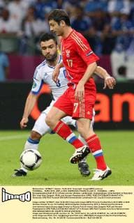 FUSSBALL - EURO 2012, GRE vs RUS WARSCHAU,POLEN,16.JUN.12 - FUSSBALL - UEFA Europameisterschaft 2012 in Polen und der Ukraine, Länderspiel, Gruppenphase, Griechenland vs Russland. Bild zeigt Alan Dzagoev (RUS) und Avraam Papadopoulos (GRE). 