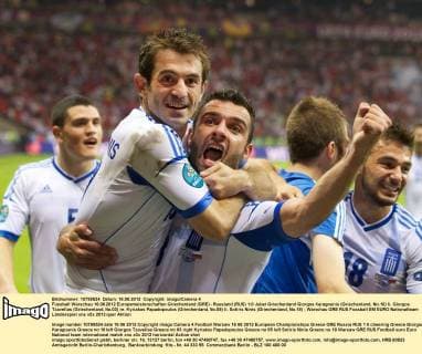 Fussball Warschau 16.06.2012 Europameisterschaften Griechenland (GRE) - Russland (RUS) 1:0 Jubel Griechenland Giorgos Karagounis (Griechenland, No.10) li. Giorgos Tzavellas (Griechenland, No.03) re. Kyriakos Papadopoulos (Griechenland, No.05) li. Sotiris Ninis (Griechenland, No.18)