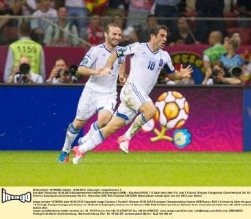 Fussball Warschau 16.06.2012 Europameisterschaften Griechenland (GRE) - Russland (RUS) 1:0 Jubel nach dem Tor zum 1:0 durch Giorgos Karagounis (Griechenland, No.10) Dimitris Salpingidis (Griechenland, No.14)