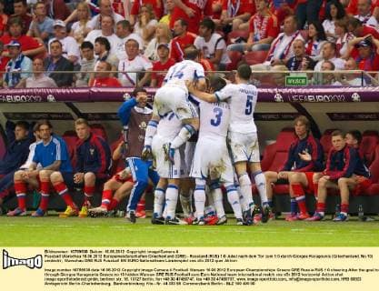 Fussball Warschau 16.06.2012 Europameisterschaften Griechenland (GRE) - Russland (RUS) 1:0 Jubel nach dem Tor zum 1:0 durch Giorgos Karagounis (Griechenland, No.10) verdeckt