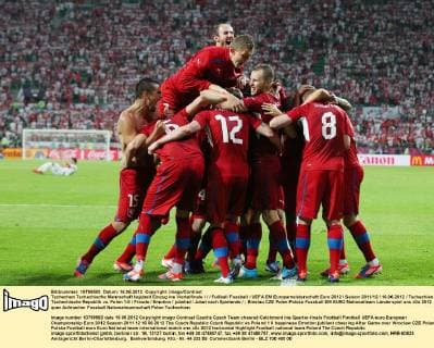 Tschechen Tschechische Mannschaft bejubelt Einzug ins Viertelfinale Fußball Fussball UEFA EM Europameisterschaft Euro 2012 Saison 2011 12 16.06.2012 Tschechien Tschechische Republik vs. Polen 1:0 Freude Emotion jubelnd Jubel nach Spielende
