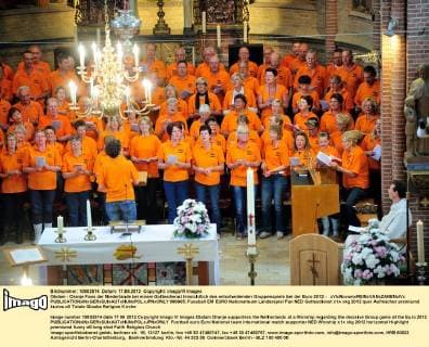Obdam - Oranje Fans der Niederlande bei einem Gottesdienst hinsichtlich des entscheidenden Gruppenspiels bei der Euro 2012 - xVIxNovumxREINxVANxZANENxIVx 980665