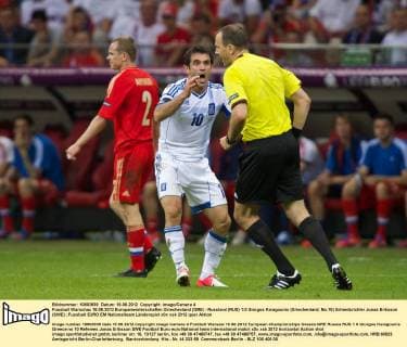 Fussball Warschau 16.06.2012 Europameisterschaften Griechenland (GRE) - Russland (RUS) 1:0 Giorgos Karagounis (Griechenland, No.10) Schiedsrichter Jonas Eriksson (SWE)