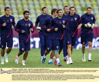FUSSBALL - EURO 2012, CRO vs ESP, Training DANZIG,POLEN,17.JUN.12 - FUSSBALL - UEFA Europameisterschaft 2012 in Polen und der Ukraine, Länderspiel, Gruppenphase, Kroatien vs Spanien, Vorberichte, Abschlusstraining Kroatien. Bild zeigt die Mannschaft von CRO mit Danijel Pranjic, Jurica Buljat, Eduardo und Tomislav Dujmovic (CRO).