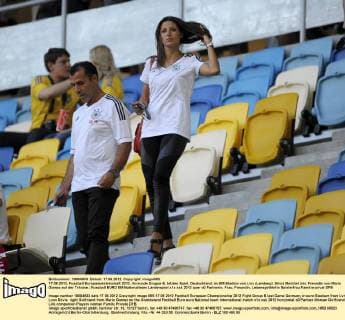 17.06.2012, Fussball Europameisterschaft 2012, Vorrunde Gruppe B, letztes Spiel, Deutschland, im EM-Stadion von Lviv (Lemberg). Silvia Meichel (re), Freundin von Mario Gomez auf der Tribüne.