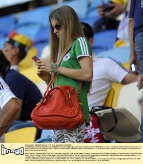 17.06.2012, Fussball Europameisterschaft 2012, Vorrunde Gruppe B, letztes Spiel, Deutschland, im EM-Stadion von Lviv (Lemberg). Cathy Fischer, die Freundin von Mats Hummels mit Zebra-Hose auf der Tribüne.