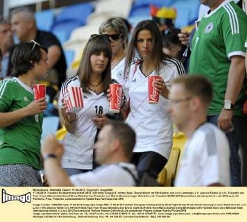 17.06.2012, Fussball Europameisterschaft 2012, Vorrunde Gruppe B, letztes Spiel, Deutschland, im EM-Stadion von Lviv (Lemberg). v.li: Jessica Farber (2.v.li), Freundin von Toni Kroos (Deutschland) und Silvia Meichel (re), Freundin von Mario Gomez bringen Getränke mit.