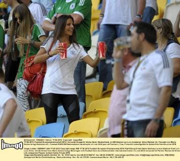 17.06.2012, Fussball Europameisterschaft 2012, Vorrunde Gruppe B, letztes Spiel, Deutschland, im EM-Stadion von Lviv (Lemberg). Silvia Meichel (li), Freundin von Mario Gomez bringt Getränke mit.