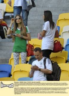 17.06.2012, Fussball Europameisterschaft 2012, Vorrunde Gruppe B, letztes Spiel, Deutschland, im EM-Stadion von Lviv (Lemberg). Cathy Fischer, die Freundin von Mats Hummels auf der Tribüne mit Tigerhose, daneben Silvia Meichel (re), Freundin von Mario Gomez .