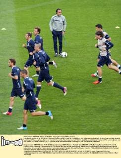 FUSSBALL - EURO 2012, ITA vs IRL, Training POSEN,POLEN,17.JUN.12 - FUSSBALL - UEFA Europameisterschaft 2012 in Polen und der Ukraine, Länderspiel, Gruppenphase, Italien vs Irland, Vorberichte, Abschlusstraining ITA. Bild zeigt Teamchef Cesare Prandelli (ITA) und die Spieler von ITA. 