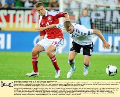 Fußball EURO 2012 Dänemark - Deutschland am 17.06.2012 in der Arena Lwiw in Lemberg Jakob Poulsen ( Dänemark ), links - Lars Bender ( Deutschland ), rechts