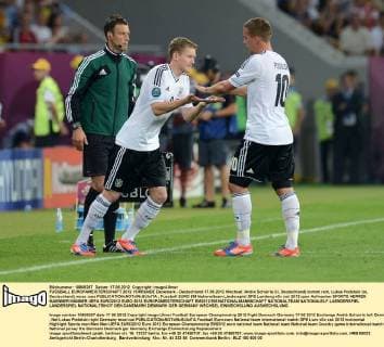 FUSSBALL EUROPAMEISTERSCHAFT 2012 VORRUNDE Dänemark - Deutschland 17.06.2012 Wechsel: Andre Schürrle (li, Deutschland) kommt rein, Lukas Podolski (re, Deutschland) muss raus 