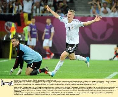 Fußball EURO 2012 Dänemark - Deutschland am 17.06.2012 in der Arena Lwiw in Lemberg Torjubel Deutschland zum 1:2 durch Lars Bender ( Deutschland ), rechts
