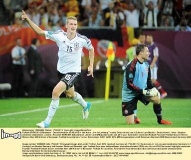 Fußball EURO 2012 Dänemark - Deutschland am 17.06.2012 in der Arena Lwiw in Lemberg Torjubel Deutschland zum 1:2 durch Lars Bender ( Deutschland ), links - Stephan Andersen ( Dänemark ), rechts