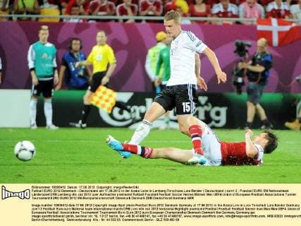 Fußball EURO 2012 Dänemark - Deutschland am 17.06.2012 in der Arena Lwiw in Lemberg Torschuss Lars Bender ( Deutschland ) zum1:2