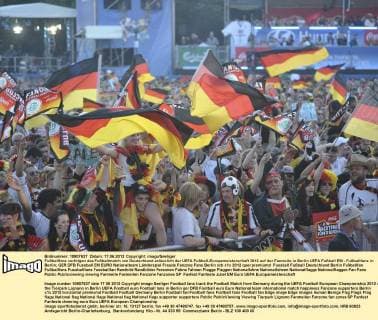 Fußballfans verfolgen das Fußballmatch von Deutschland anlässlich der UEFA Fußball-Europameisterschaft 2012 auf der Fanmeile in Berlin UEFA Fußball EM - Fußballfans in Berlin