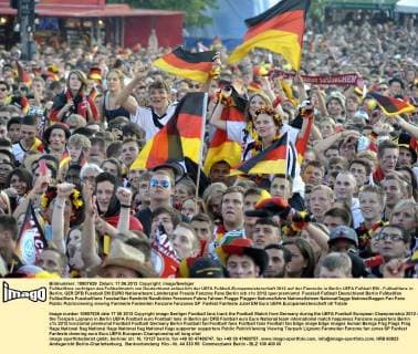 Fußballfans verfolgen das Fußballmatch von Deutschland anlässlich der UEFA Fußball-Europameisterschaft 2012 auf der Fanmeile in Berlin UEFA Fußball EM - Fußballfans in Berlin