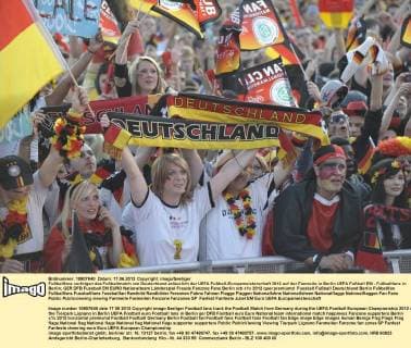 Fußballfans verfolgen das Fußballmatch von Deutschland anlässlich der UEFA Fußball-Europameisterschaft 2012 auf der Fanmeile in Berlin UEFA Fußball EM - Fußballfans in Berlin