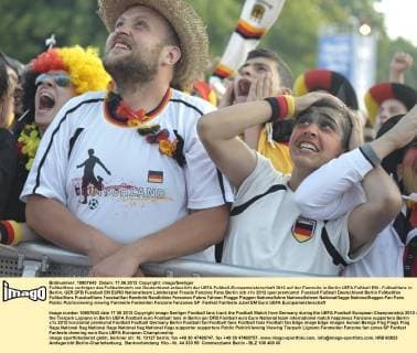 Fußballfans verfolgen das Fußballmatch von Deutschland anlässlich der UEFA Fußball-Europameisterschaft 2012 auf der Fanmeile in Berlin UEFA Fußball EM - Fußballfans in Berlin