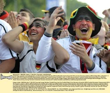 Fußballfans verfolgen das Fußballmatch von Deutschland anlässlich der UEFA Fußball-Europameisterschaft 2012 auf der Fanmeile in Berlin UEFA Fußball EM - Fußballfans in Berlin
