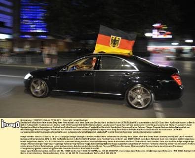 Deutsche Fußballfans feiern den Sieg ihrer Mannschaft nach dem Spiel von Deutschland anlässlich der UEFA Fußball-Europameisterschaft 2012 auf dem Kurfürstendamm in Berlin UEFA Fußball EM - Fußballfans in Berlin