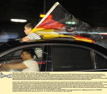 Deutsche Fußballfans feiern den Sieg ihrer Mannschaft nach dem Spiel von Deutschland anlässlich der UEFA Fußball-Europameisterschaft 2012 auf dem Kurfürstendamm in Berlin UEFA Fußball EM - Fußballfans in Berlin