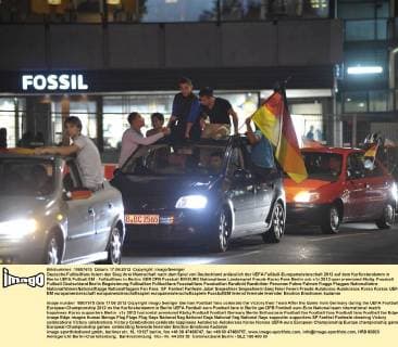 Deutsche Fußballfans feiern den Sieg ihrer Mannschaft nach dem Spiel von Deutschland anlässlich der UEFA Fußball-Europameisterschaft 2012 auf dem Kurfürstendamm in Berlin UEFA Fußball EM - Fußballfans in Berlin