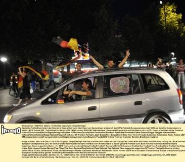 Deutsche Fußballfans feiern den Sieg ihrer Mannschaft nach dem Spiel von Deutschland anlässlich der UEFA Fußball-Europameisterschaft 2012 auf dem Kurfürstendamm in Berlin UEFA Fußball EM - Fußballfans in Berlin