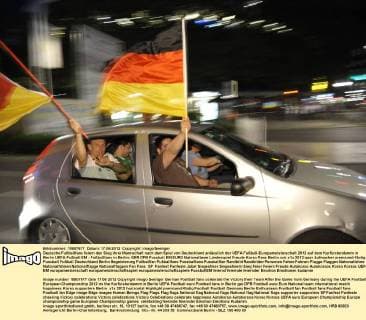 Deutsche Fußballfans feiern den Sieg ihrer Mannschaft nach dem Spiel von Deutschland anlässlich der UEFA Fußball-Europameisterschaft 2012 auf dem Kurfürstendamm in Berlin UEFA Fußball EM - Fußballfans in Berlin