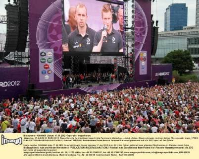 Warschau 17 JUN 2012: EURO 2012: Das polnische Nationalteam besucht die Fanzone in Warschau. - Jakub -Kuba - Blaszczykowski (re.) und Adrian Mierzejewski mygr_170612 
