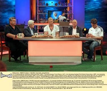 (l-r) Fernsehmoderator Waldemar Waldi Hartmann ( GER ) , Fernsehmoderator Frank Elstner ( AUT ), der ehemalige Handball-Profi Stefan Kretzschmar ( GER ), der ehemalige Fussball-Profi Michael Rummenigge ( GER ) und Comedian Matze Knop ( GER eigentl. Matthias Knop ) anläßlich der ARD Sport-Talkrunde Waldis EM Club am 17.06.2012 vor dem Porticus des Bayerischen Bahnhofs in Leipzig.