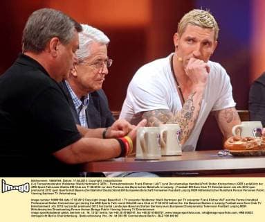 (l-r) Fernsehmoderator Waldemar Waldi Hartmann ( GER ) , Fernsehmoderator Frank Elstner ( AUT ) und Der ehemalige Handball-Profi Stefan Kretzschmar ( GER ) anläßlich der ARD Sport-Talkrunde Waldis EM Club am 17.06.2012 vor dem Porticus des Bayerischen Bahnhofs in Leipzig.