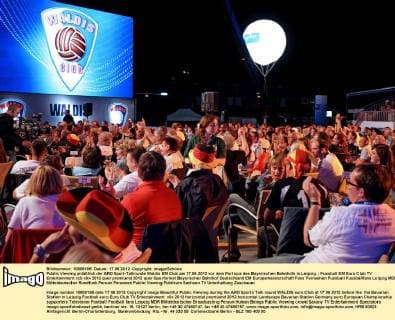Public Viewing anläßlich der ARD Sport-Talkrunde Waldis EM Club am 17.06.2012 vor dem Porticus des Bayerischen Bahnhofs in Leipzig.