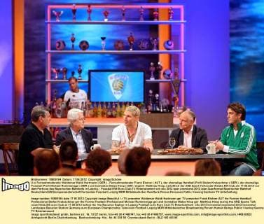 (l-r) Fernsehmoderator Waldemar Waldi Hartmann ( GER ) , Fernsehmoderator Frank Elstner ( AUT ), der ehemalige Handball-Profi Stefan Kretzschmar ( GER ), der ehemalige Fussball-Profi Michael Rummenigge ( GER ) und Comedian Matze Knop ( GER eigentl. Matthias Knop ) anläßlich der ARD Sport-Talkrunde Waldis EM Club am 17.06.2012 vor dem Porticus des Bayerischen Bahnhofs in Leipzig.