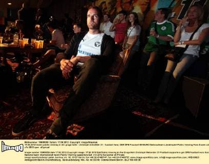 17.06.2012 essen public viewing in der gruga halle - christoph metzelder 31 - fussball fans