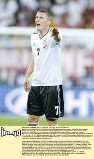 Bastian SCHWEINSTEIGER, Nr.7 DFB gestikuliert und gibt Anweisungen, Aktion, Einzelbild, Gestik, Geste, Handbewegung, zeigen, deuten Emotionen, Gefühle, Reaktion, Wut, wütend, schrei, Wutausbruch, Aktion GERMANY - DENMARK ( 2: 1), Deutschland - Dänemark Gruppenspiel, Gruppe B , Deutsche Fussball Nationalmannschaft, DFB EM Euro 2012 am 17.06.2012 in Lviv, Lemberg, U K R A I N E , Europameisterschaft 2012 in P o l e n, U k r a i n e