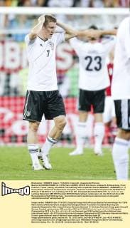 Bastian SCHWEINSTEIGER, Nr.7 DFB, Mario GOMEZ, DFB 23 Emotionen, enttäuscht, Enttäuschung, Frust, frustriert, Trauer ,traurig, verzweifelt, Verzweiflung nach verpasster chance GERMANY - DENMARK ( 2: 1), Deutschland - Dänemark Gruppenspiel, Gruppe B , Deutsche Fussball Nationalmannschaft, DFB EM Euro 2012 am 17.06.2012 in Lviv, Lemberg, U K R A I N E , Europameisterschaft 2012 in P o l e n, U k r a i n e